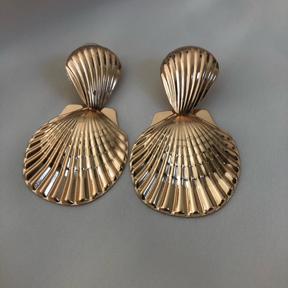 Shell Design Earrings - Picture 3 of 4